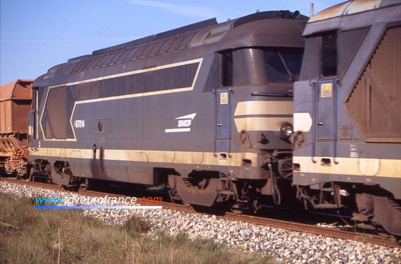 La BB67014 en UM avec la BB67033 en tête d'un train de bauxite près de Velaux
