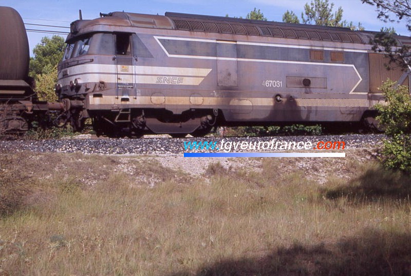 La BB 67031 en pousse d'un train de wagons d'alumine
