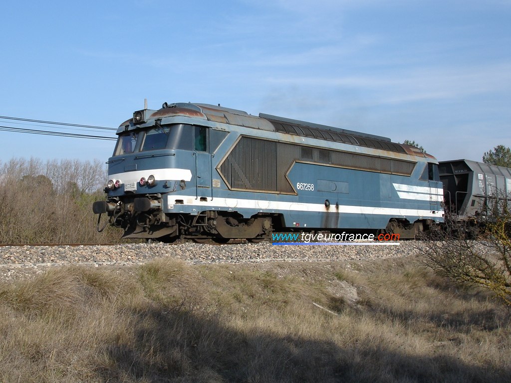 Une locomotive BB 67200 de l'activité Infrastructure