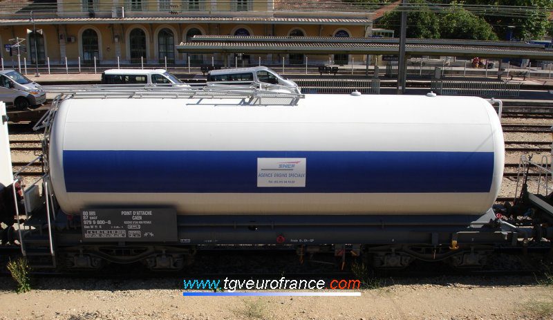 Un wagon-citerne d'eau de la SNCF (capacité : 58965 litres)