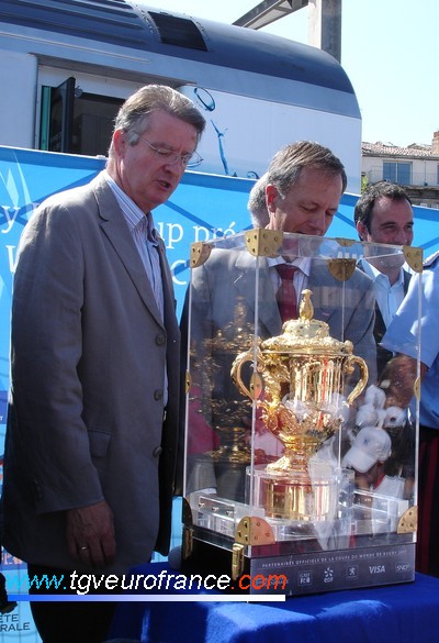 Le Président de la Fédération Française de Rugby Bernard Lapasset présente la Webb Ellis Cup lors du passage du Train du Rugby