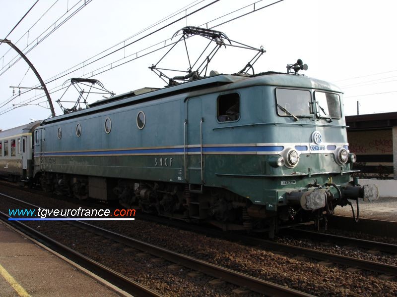 La locomotive CC 7102 sous une ogive Midi le 28 mars 2005