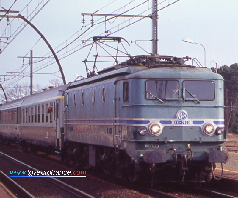 La locomotive CC 7102 arrive en gare d'Ychoux (Landes)