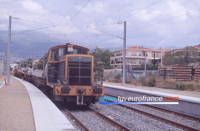 A civil engineering train in the station of Mouans-Sartoux