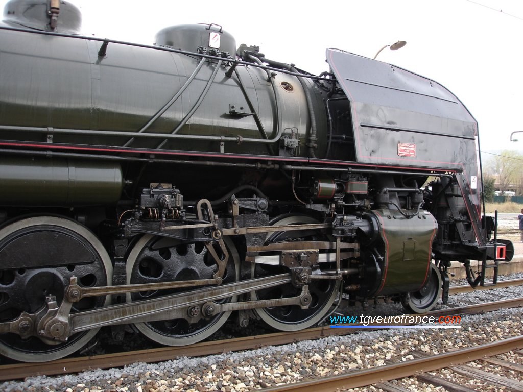 Gros plan sur les essieux d'une locomotive 141R