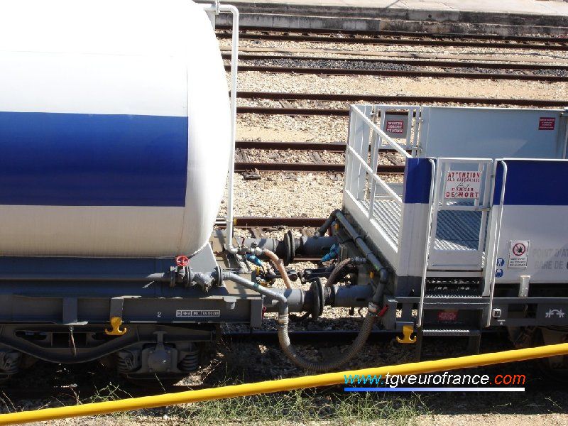 L'attelage spécial incluant la canalisation d'eau entre les deux wagons