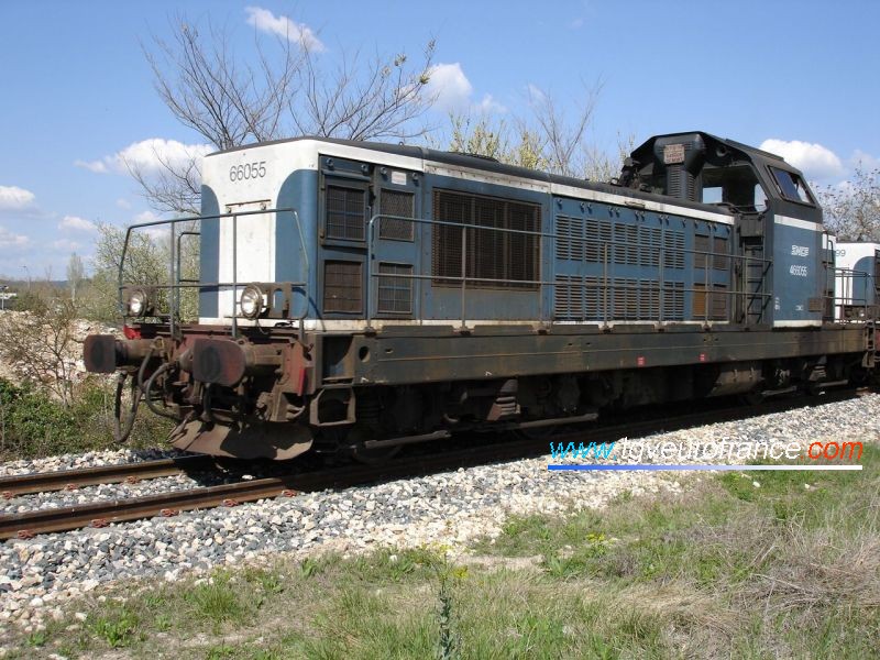 Une locomotive BB 66000 de l'activité FRET  sur la VU Aix-en-Provence - Rognac