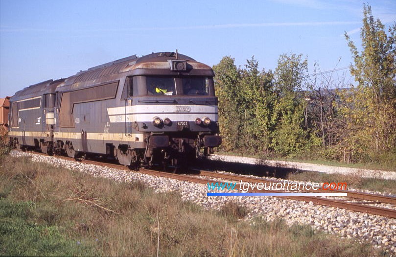 La BB 67033 et la BB 67014 remorquent le long convoi de bauxite en direction de Gardanne