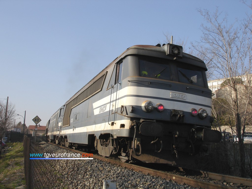 La BB 67238 du dépôt de Nevers en UM avec la BB 67271 près d'Aix-en-Provence