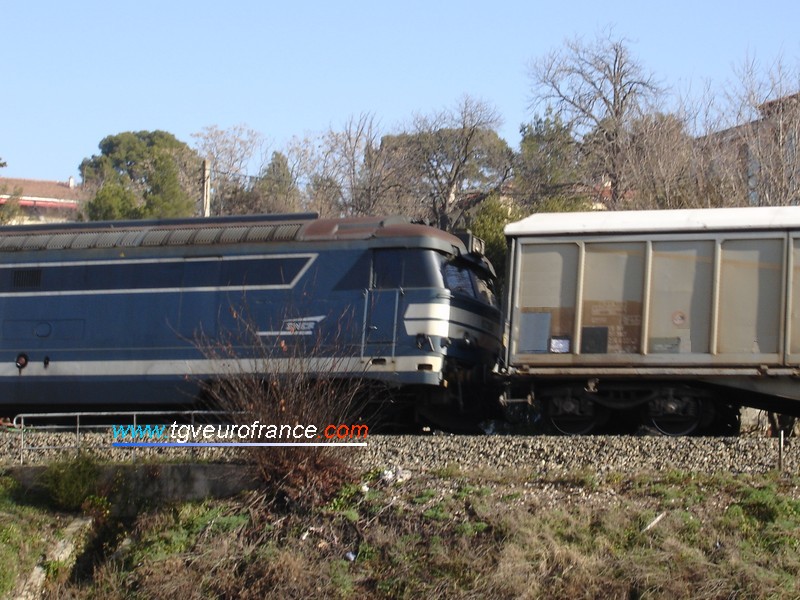 Une locomotive BB 67200 INFRA (la BB 67266 de Nevers) près d'Aix-en-Provence