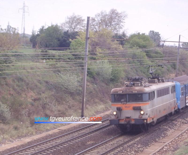 Une locomotive BB9600 monotension (la BB 9627)
tracte une rame RRR près d'Arles en provenance de Marseille.