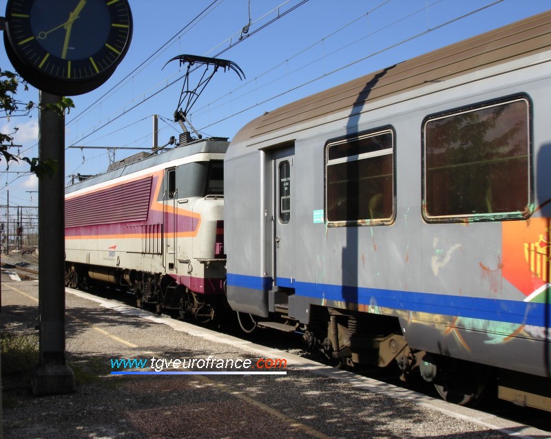 Une locomotive CC 6500 Alsthom (la CC 6575) en gare de Miramas