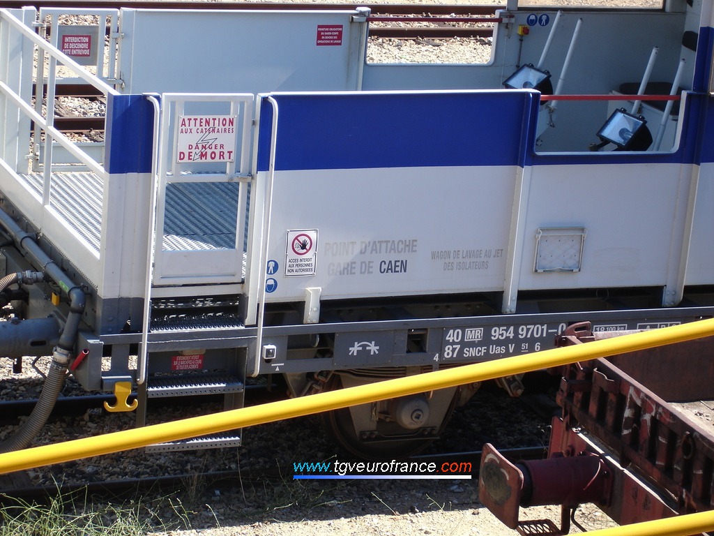 Détail du marquage du wagon de lavage au jet des isolateurs