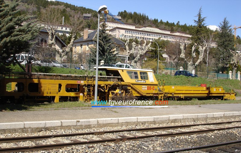 Une bourreuse 08-32 C Framafer en gare d'Embrun