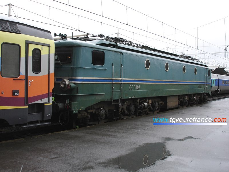 La locomotive CC 7102 avec une voiture Club (voiture UIC modernisée)