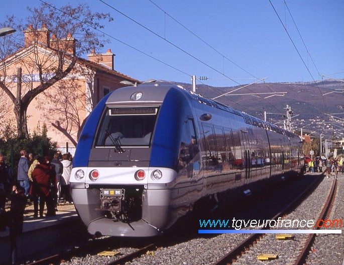 L'autorail AGC en version thermique XGC en gare de Mouans-Sartoux lors du voyage inaugural sur la ligne Cannes-Grasse