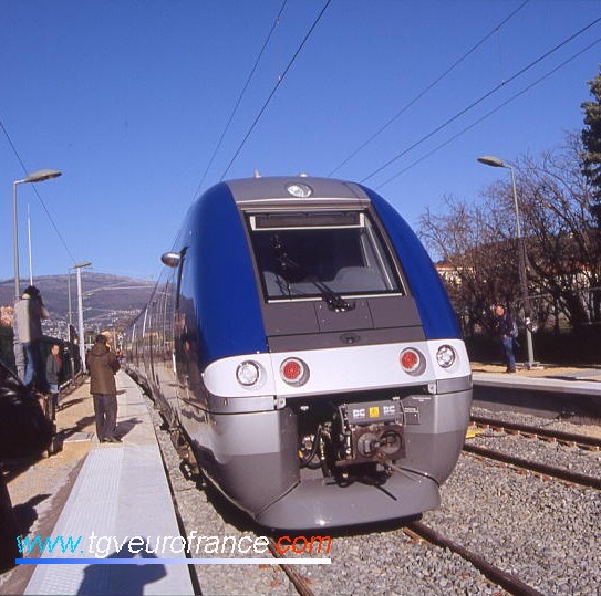 Un Autorail Grande Capacité Bombardier en Région PACA à Mouans-Sartoux sur la ligne Cannes-Grasse