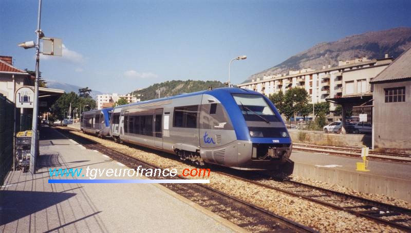 Une UM d'X 73500 en gare de Gap dans les Hautes-Alpes