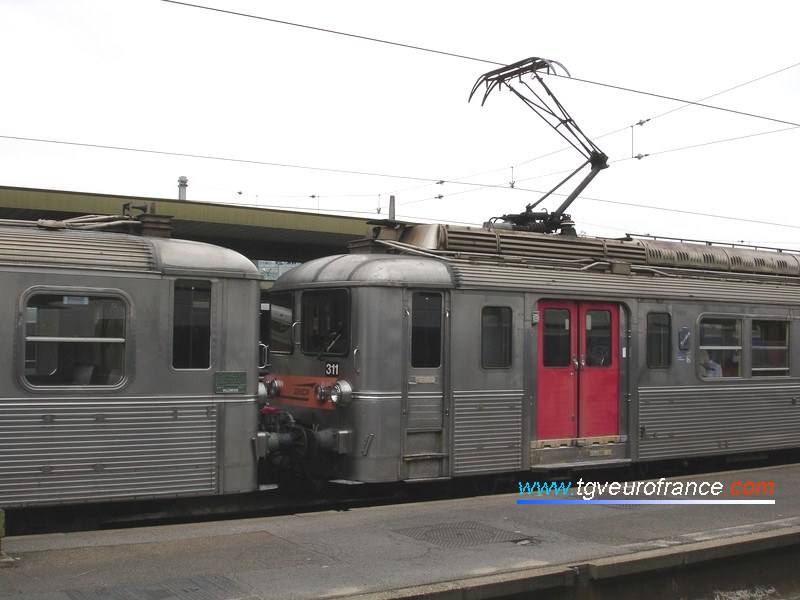 Deux automotrices inox de banlieue en UM